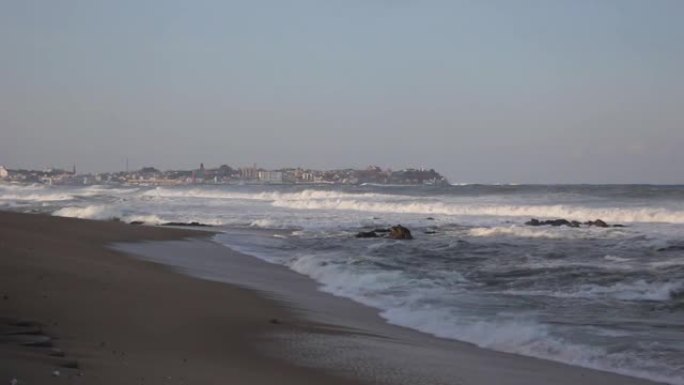韩国江原道强大的海浪