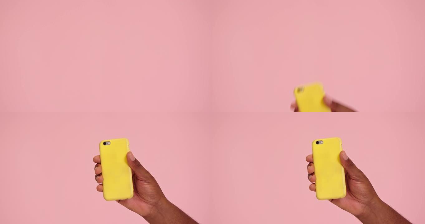 非裔美国人手演示电话隔离在粉红色背景