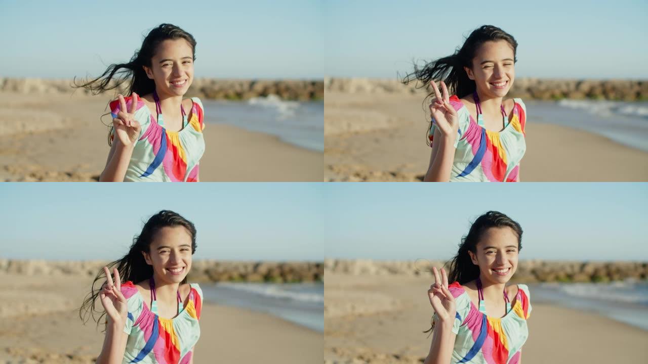 坐在海滩上漂亮微笑的少女的中等镜头