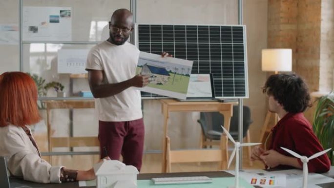 美国黑人工程师在办公室介绍替代能源项目