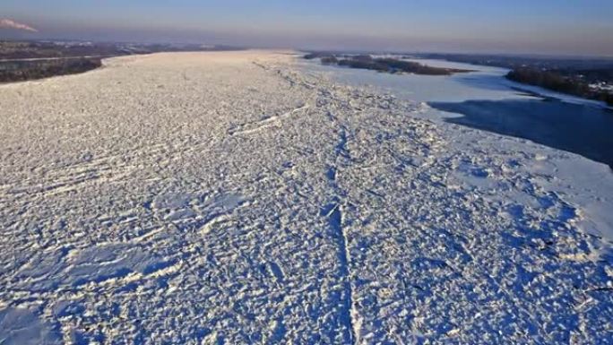 维斯瓦河上巨大的冰堵塞。波兰的鸟瞰图。