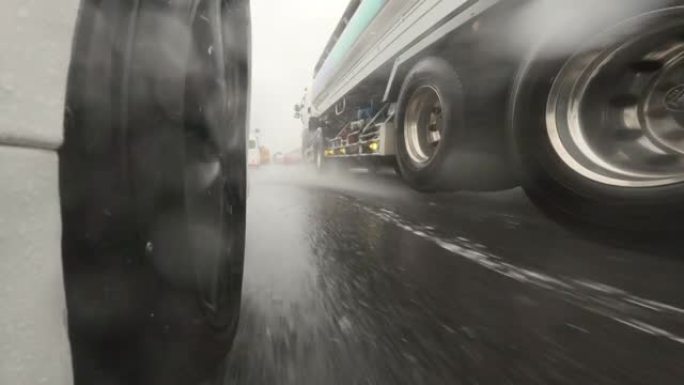 半卡车在大雨中在高速公路上超车