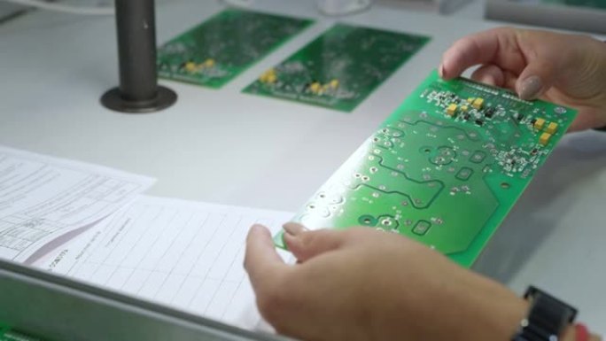 工厂制造印刷电路板