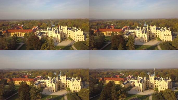 捷克共和国摩拉维亚的莱德尼斯镇和带有绿色花园的城堡庭院的鸟瞰图。联合国教科文组织世界遗产。