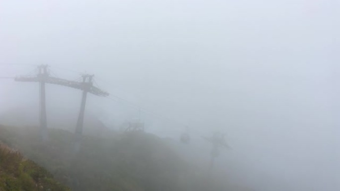 山上的滑雪缆车。摊位穿过云层。高山地区。滑雪胜地。中国2022冬季奥运会