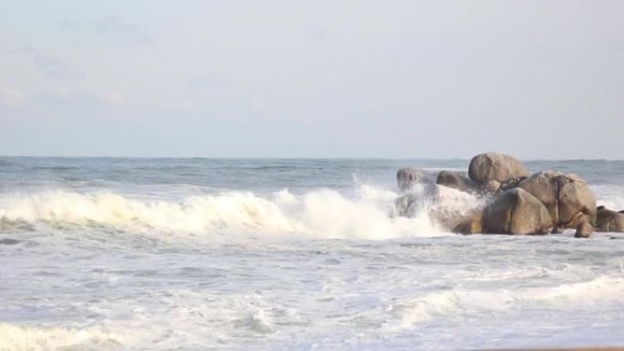 韩国江原道强大的海浪