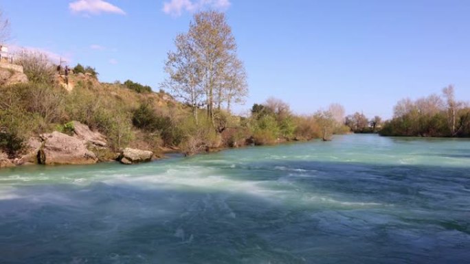 阳光明媚的春日，国家公园马纳夫加瀑布美丽的自然景观。独特的蓝色水色，侧面，安塔利亚，土耳其
