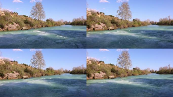 阳光明媚的春日，国家公园马纳夫加瀑布美丽的自然景观。独特的蓝色水色，侧面，安塔利亚，土耳其