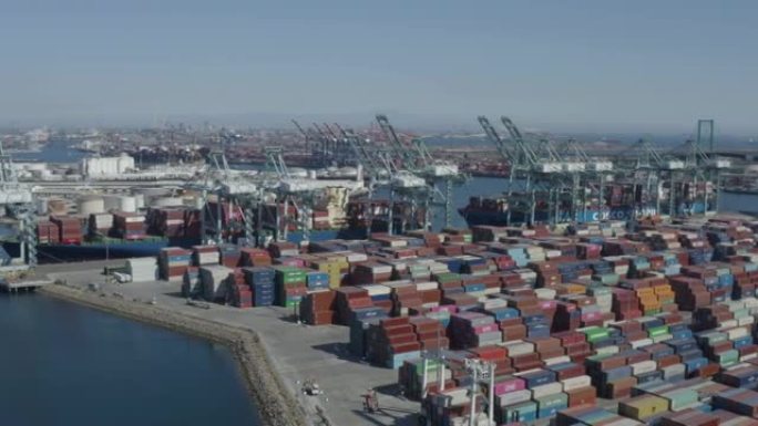 美国加利福尼亚州长滩-2021年10月20日: 准备装运的数千个商业集装箱的空中清扫镜头