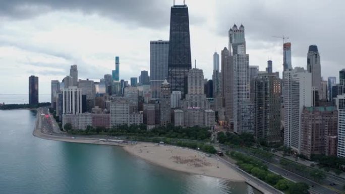 缓慢的空中推动在芝加哥的橡树街海滩上，背景为天际线