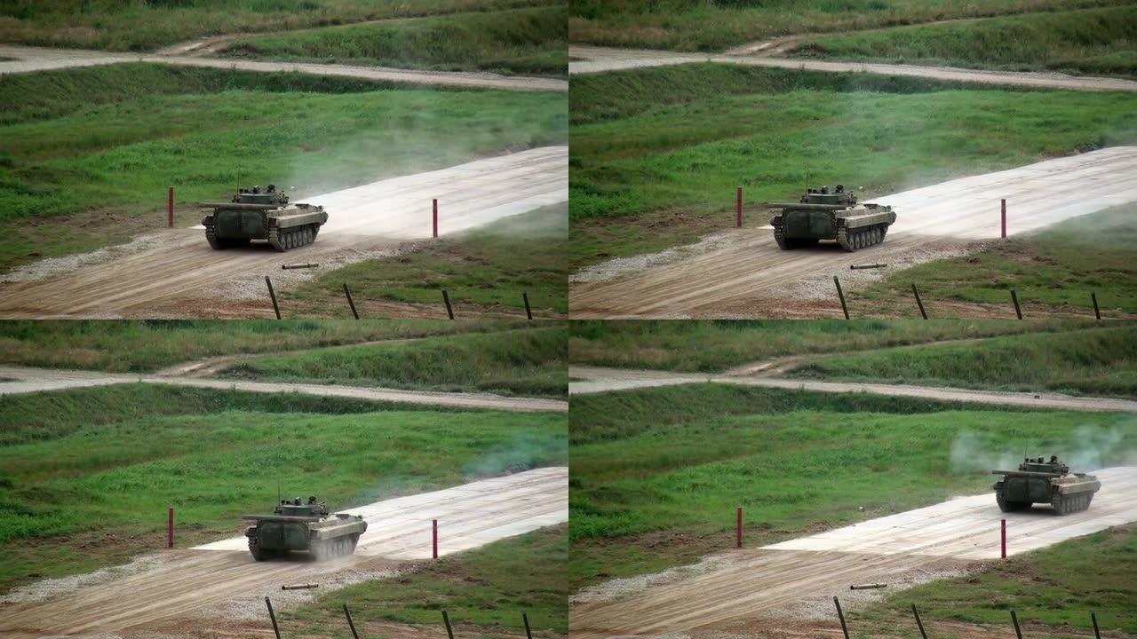 俄罗斯坦克在坦克射击的背景柱上行驶。