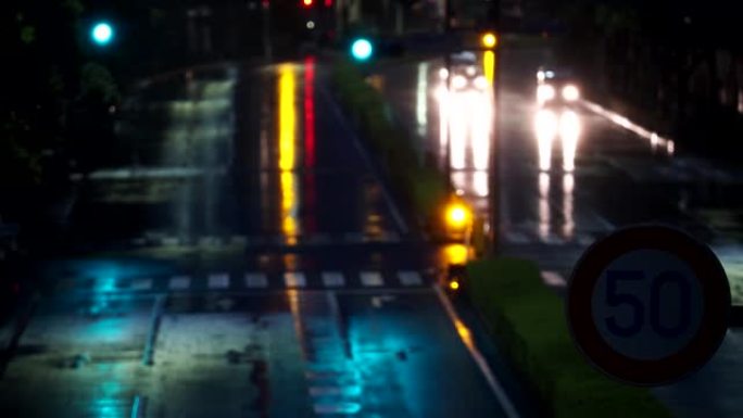 台风暴雨在夜间在日本东京多摩的街道上落下