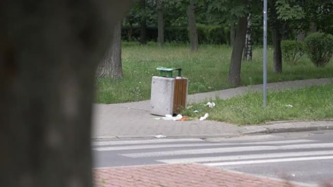 4k慢动作60fps城市中溢出的垃圾桶