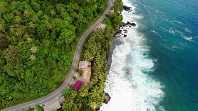 山海之间的柏油路，交通安静