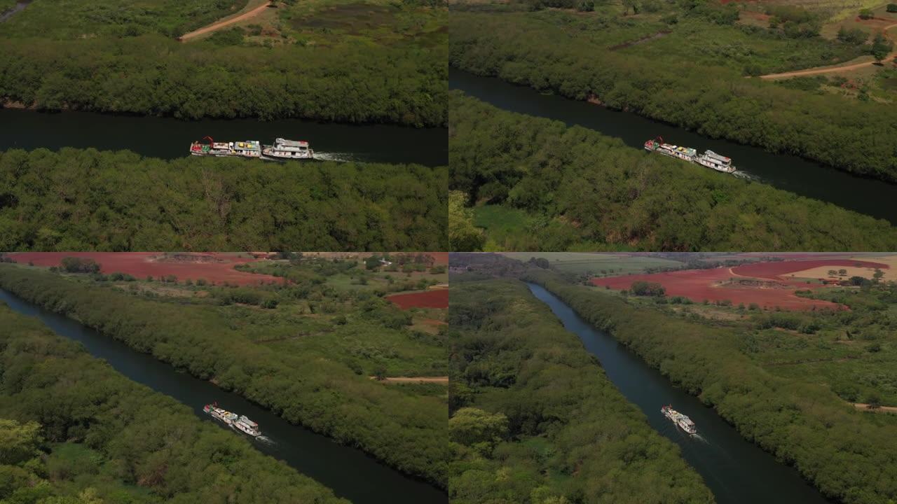 拖船将河中的驳船推向船闸，以克服Tiete-Parana水道上的凹凸不平