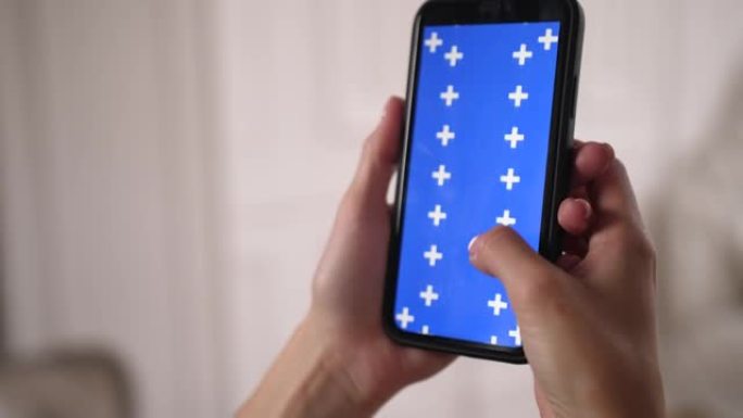 蓝色色度键智能手机屏幕滑动，用手指上下滚动。