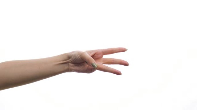 离体对白人成年女性手的特写计数从0到5。女人展示拳头，然后是一，二，三，四，五个手指。修剪过的指甲涂