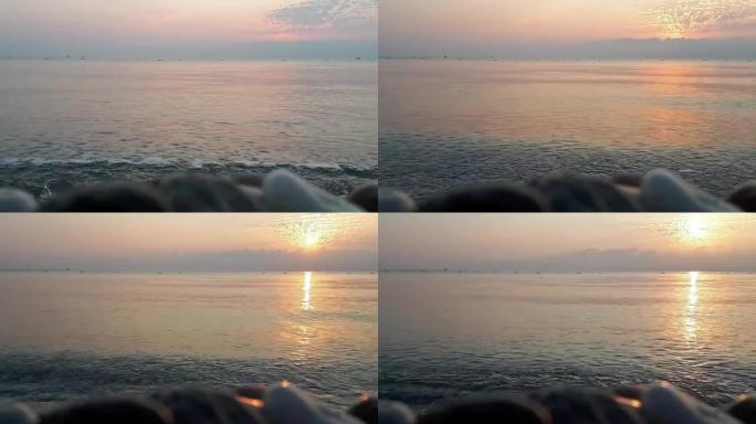 圆石滩地中海上美丽的日出，延时。海景，度假村的海岸线。