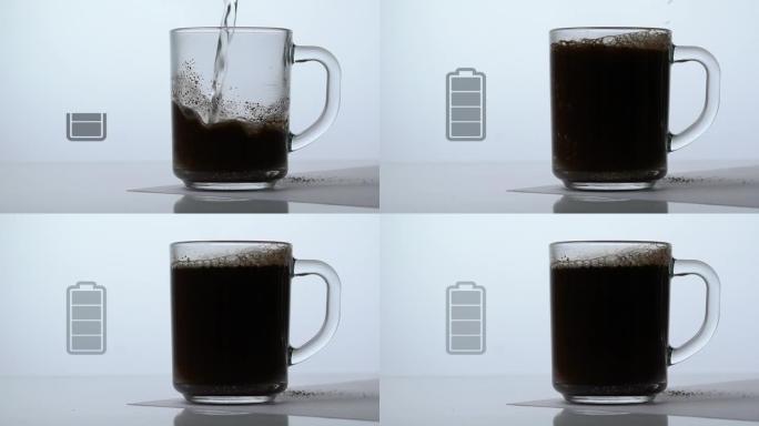 咖啡倒入透明的杯子里，倒入开水，电池图标出现，能量在增长
