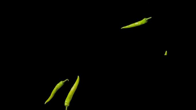 麻辣青椒跳起来，在黑色背景上飞转几次。新鲜的苦墨西哥胡椒在慢动作镜头中被扔掉。蔬菜爆炸。特写