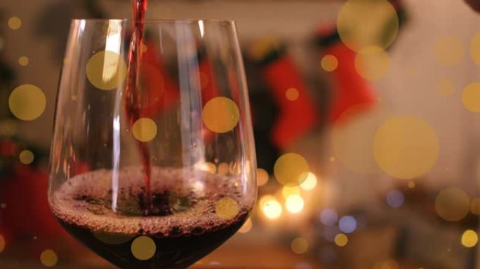 一杯红酒和圣诞节装饰品上发光斑点的动画