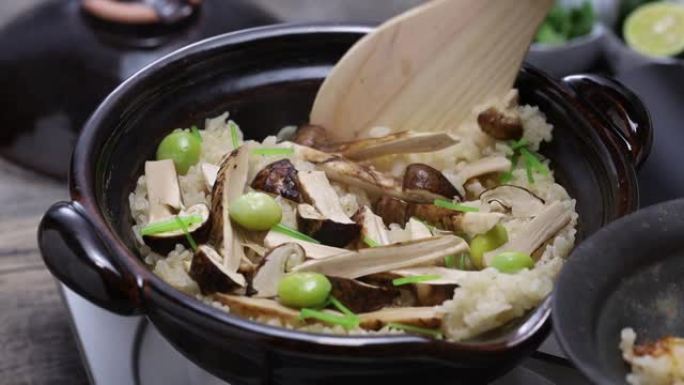 松茸悟饭 (松茸蘑菇煮饭)，日本秋季食品