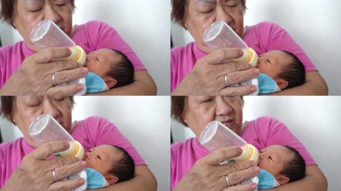 祖母喂男婴