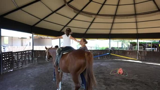 自闭症小女孩接受马治疗。