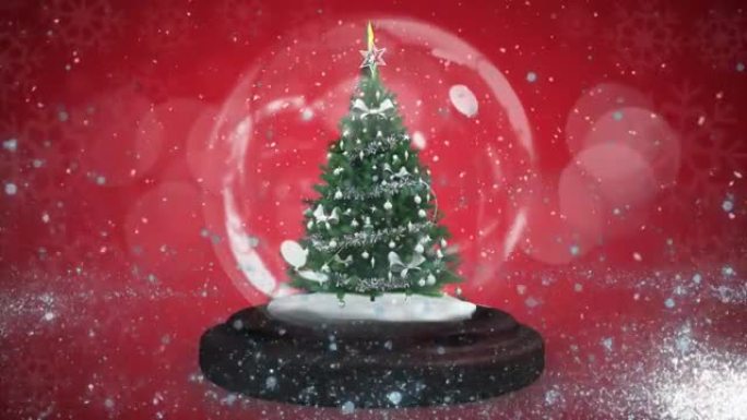 飘雪和流星在红色背景下的雪球中在圣诞树上旋转