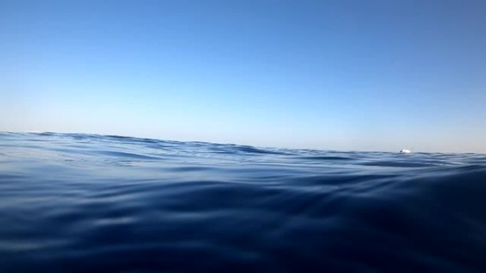 水下摄像机坠入水中，进入埃及的深处，红海。高清视频