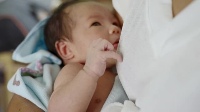 亚洲女人安慰怀里的女婴。