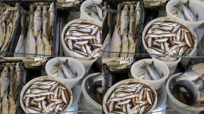 海鲜市场上的鲜鱼，市场上的传统鱼。海鲜街市场陈列柜中的新鲜海鱼。