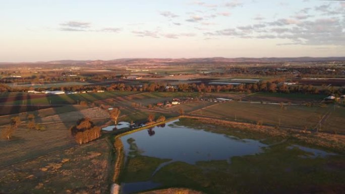 在农村农场上的大坝，可以看到昆士兰州洛克耶谷周围的农田