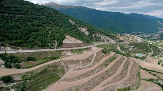 山景中的快速入门之路。穿过山间桥的高速公路。