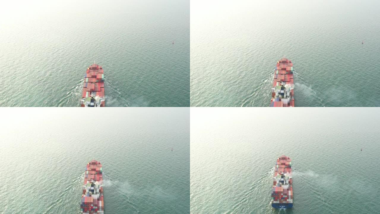 泰国春武里-2021年3月12日: TS东京集装箱船在海上水域翻船
