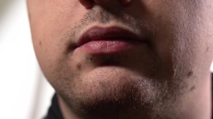 一个男人刮胡子前的脸。下巴上的胡茬