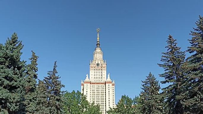 在麻雀山 (夏日) 的罗蒙诺索夫莫斯科国立大学 (MSU)。它是俄罗斯最高级别的教育机构。俄罗斯