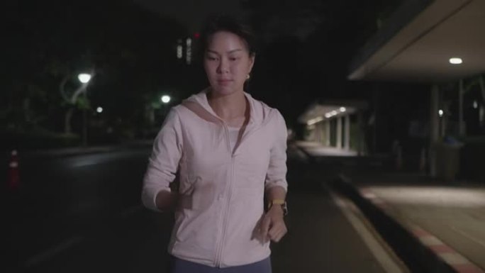夜间跑步的亚洲女性