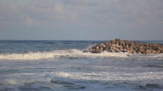 韩国江原道强大的海浪