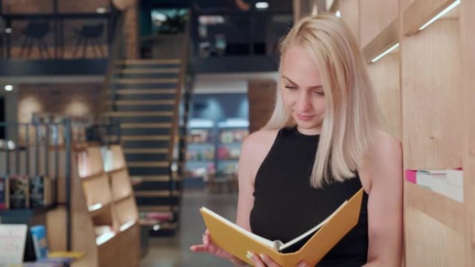 美丽的女人在书店里看书