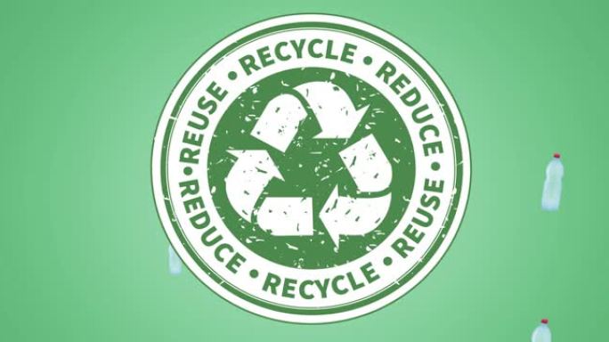 绿色背景上的回收文本和徽标以及塑料瓶的动画