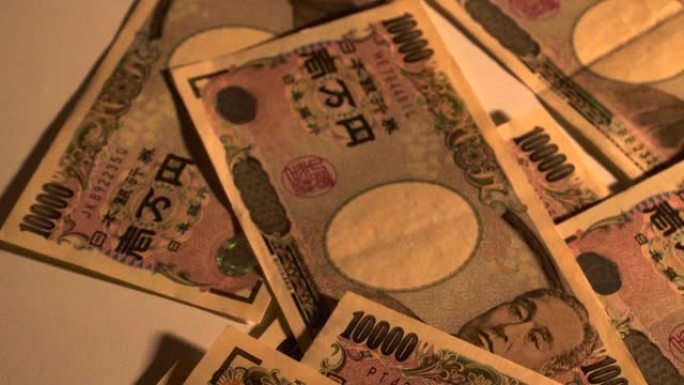 10,000日元的钞票被放在桌子上。