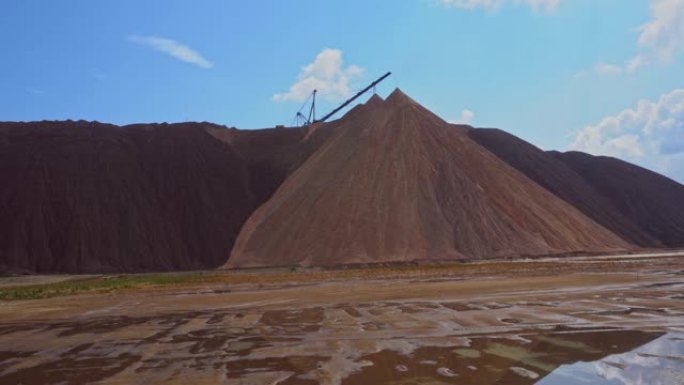 采矿业收盘。Telestacker处理钾肥废料堆的矿石，采石场中盐和钾肥的提取以及矿石的加工