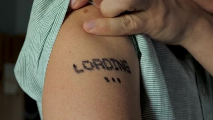 注射疫苗后，将文字写在人手前臂的皮肤上