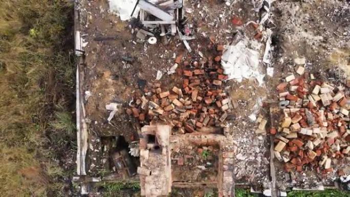 被烧毁的房子的残骸，烟囱从废墟中伸出，鸟瞰图。