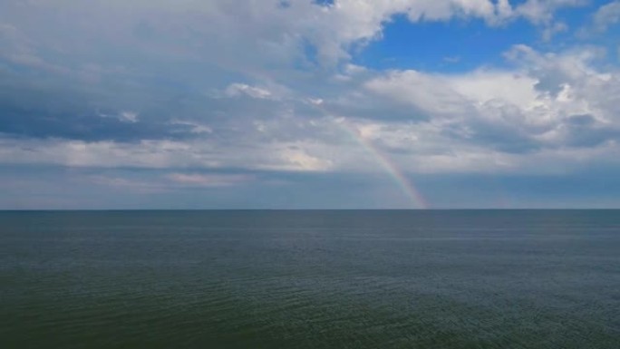 海上彩虹。无人机视图