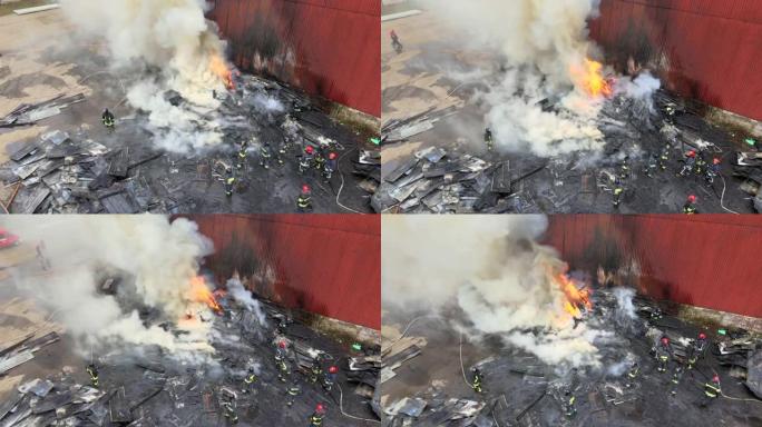 消防队员扑灭工业区火灾的鸟瞰图。