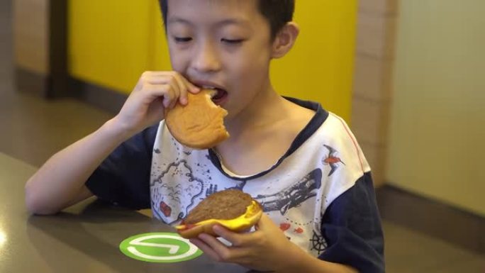 中国孩子吃汉堡