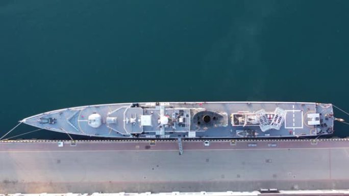 海军舰艇，战斗舰艇，军舰，军用舰艇的鸟瞰图，弹性和装备武器系统，尽管武器在部队运输。支持海军舰艇。军