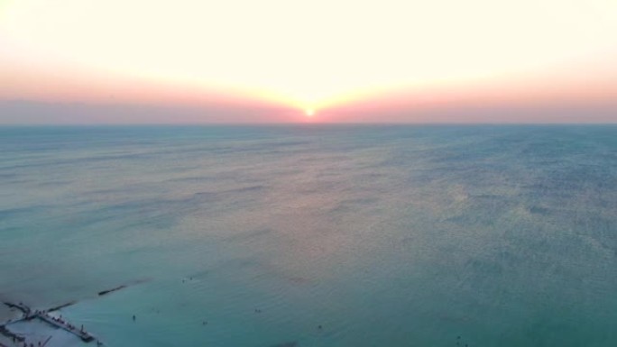 人们在海边的图卢姆观看日落